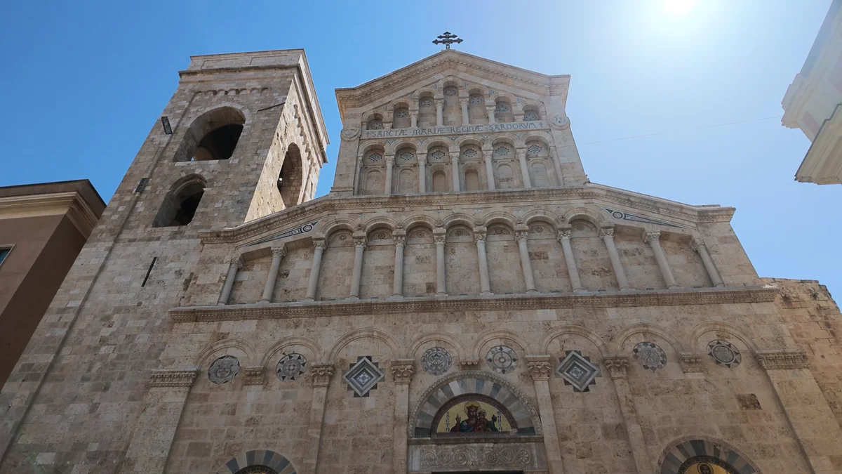 Cagliari Katedrali Santa Maria'nın taş cephesi, mozaik alınlığı ve çan kulesi