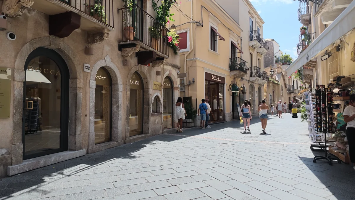 Taormina'nın ana caddesi Corso Umberto, yayalara ayrılmış dükkanlı sokak