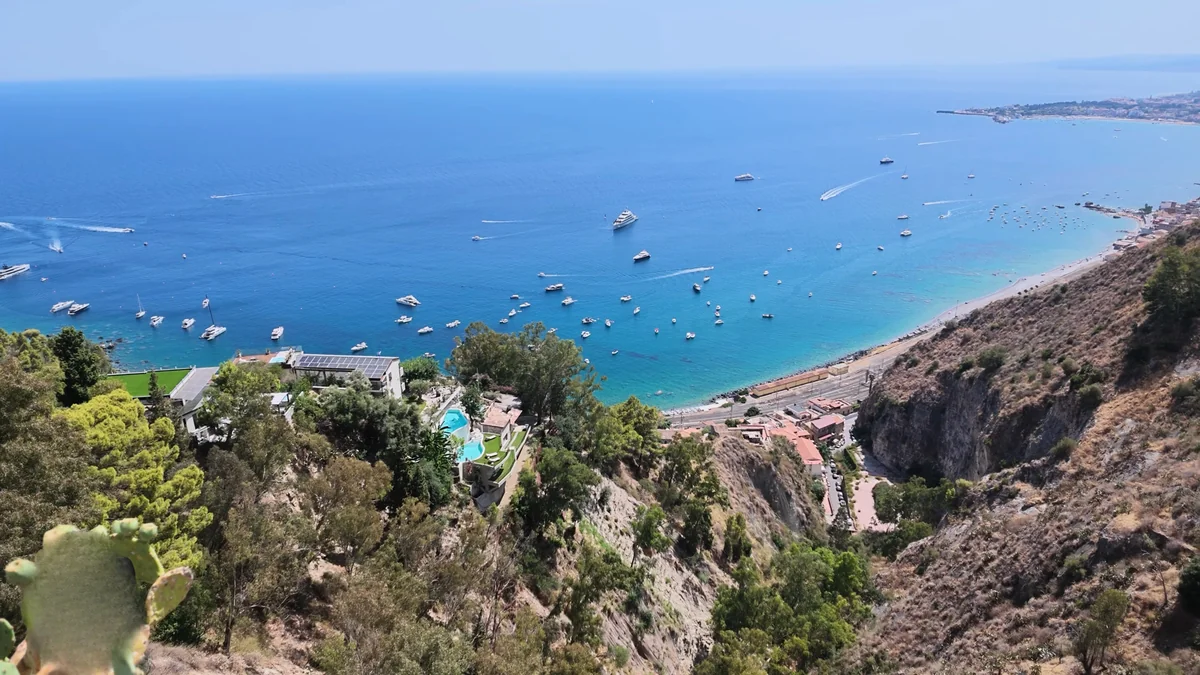 Taormina'dan Giardini Naxos koyu ve sahil manzarası