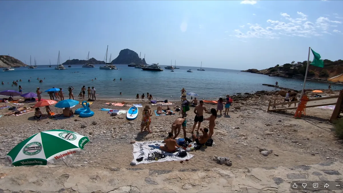 İbiza’da Cala d’Hort plajı ve karşısındaki Es Vedra kayalığı, demirlemiş yelkenliler