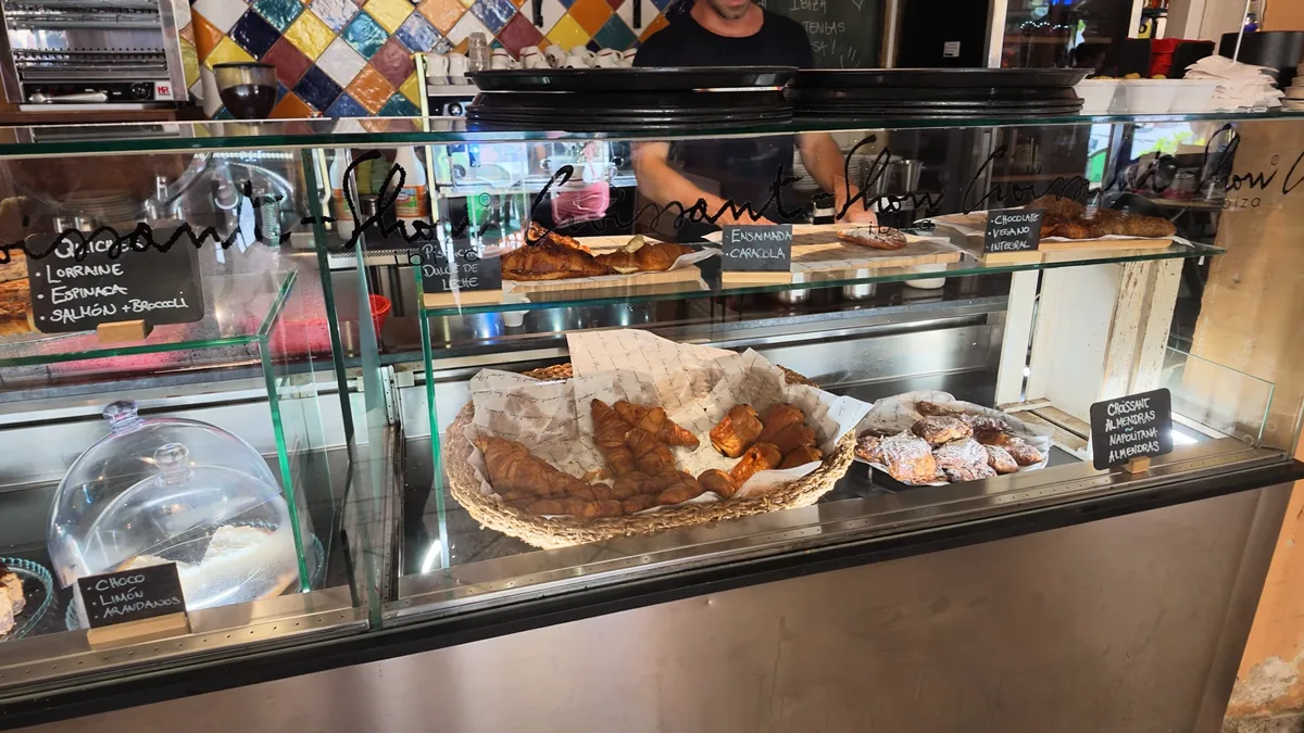İbiza merkezde Croissant Show’un vitrini: taze kruvasanlar ve bademli hamur işleri