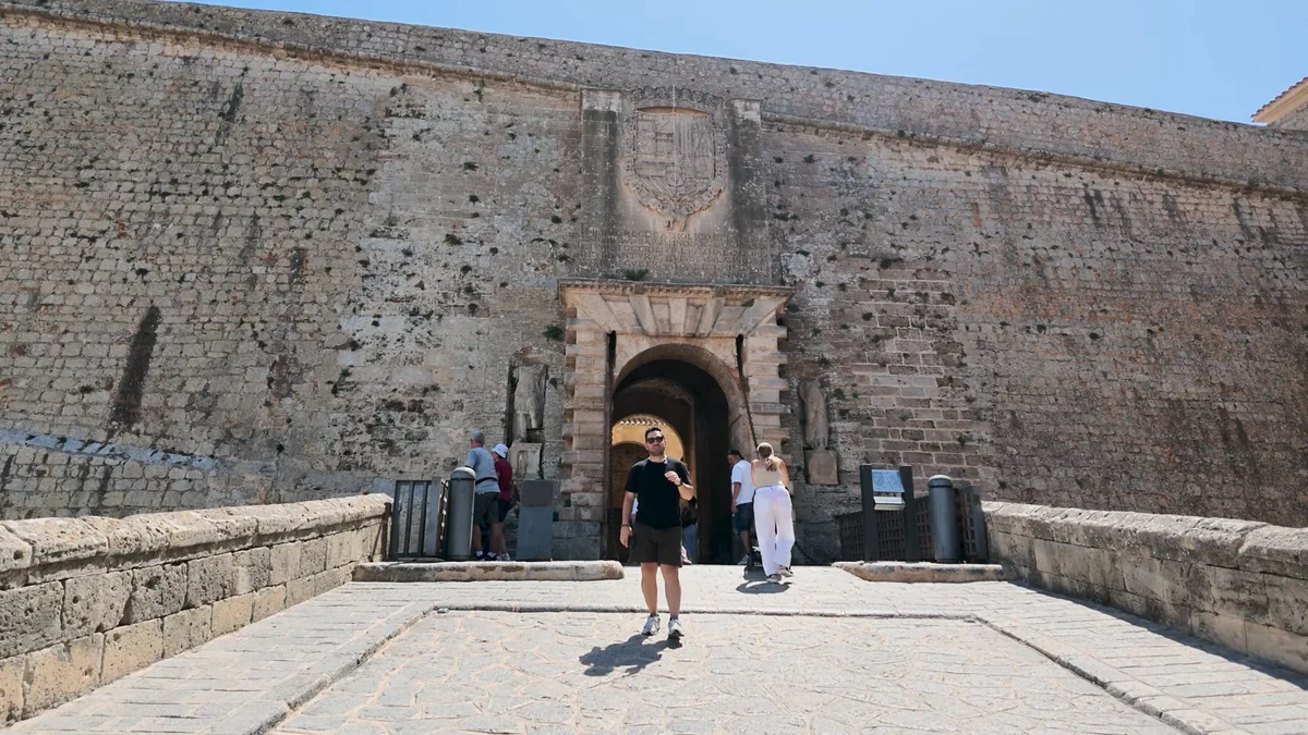 İbiza Dalt Vila’nın ana kapısı Portal de ses Taules: surlar, taş köprü ve giriş kemeri