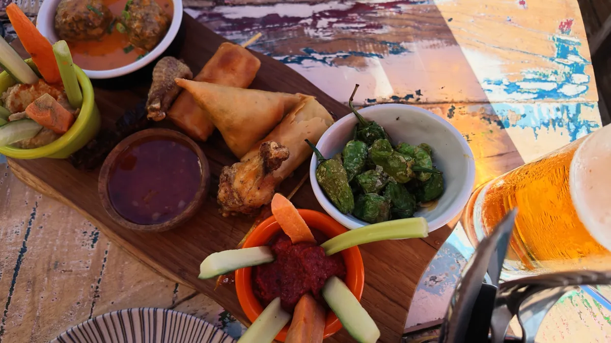 İbiza Figueretes sahilindeki Little Ibiza’da tapas tabağı: köfte, çıtır börek ve padrón biberi
