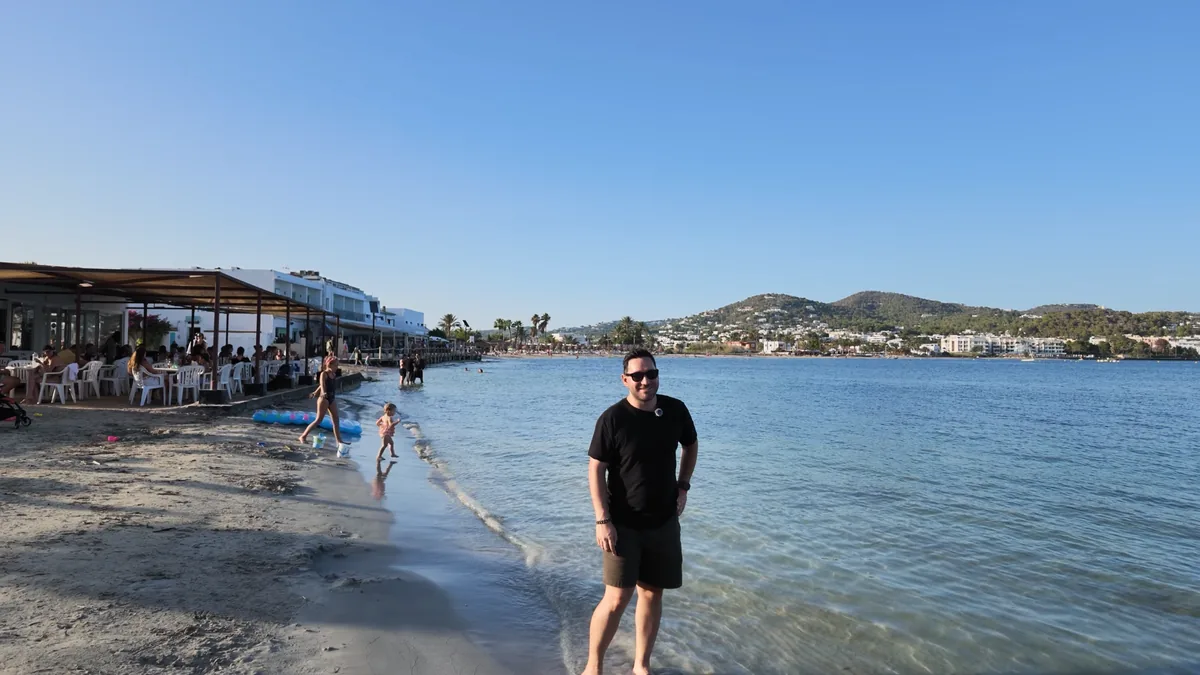İbiza Talamanca Plajı: sığ kıyı ve sahil boyunca uzanan restoranlar