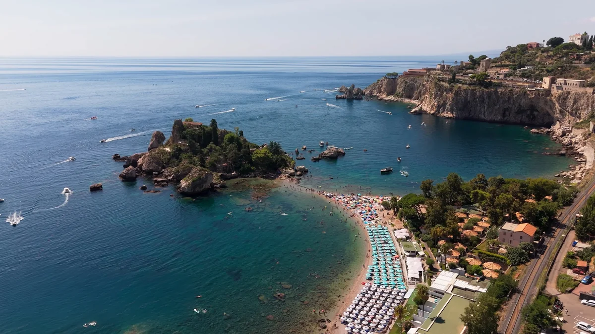 Taormina Isola Bella adası ve çakıllı plajı havadan
