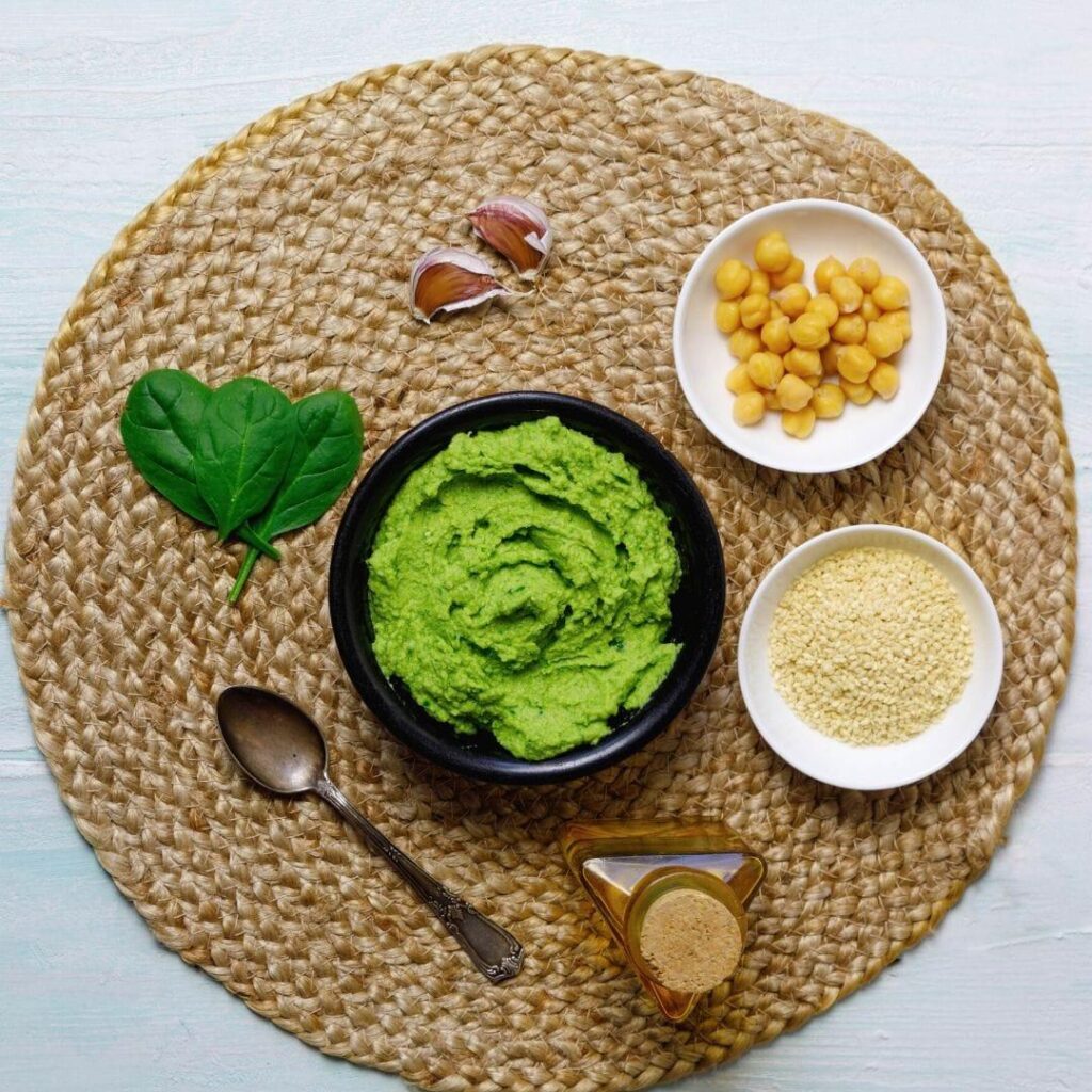 Ispanaklı humus; yeşil renkli kremsi humus, üzeri zeytinyağlı