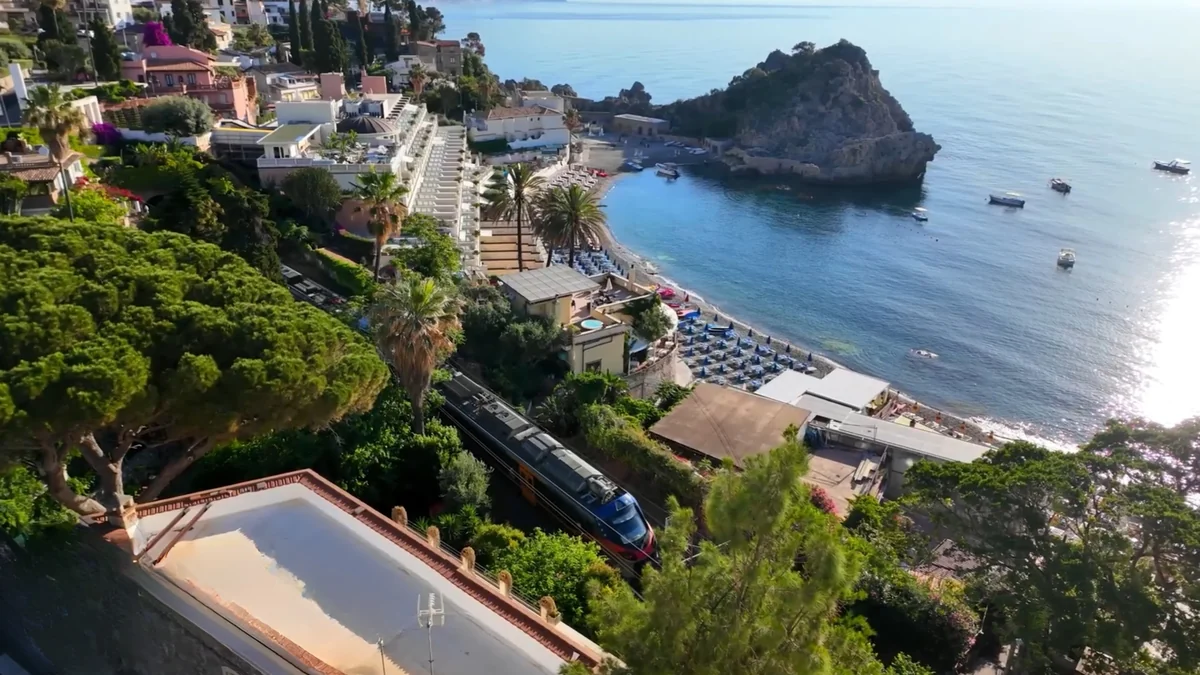Taormina Mazzarò plajı ve koyu, yukarıdan