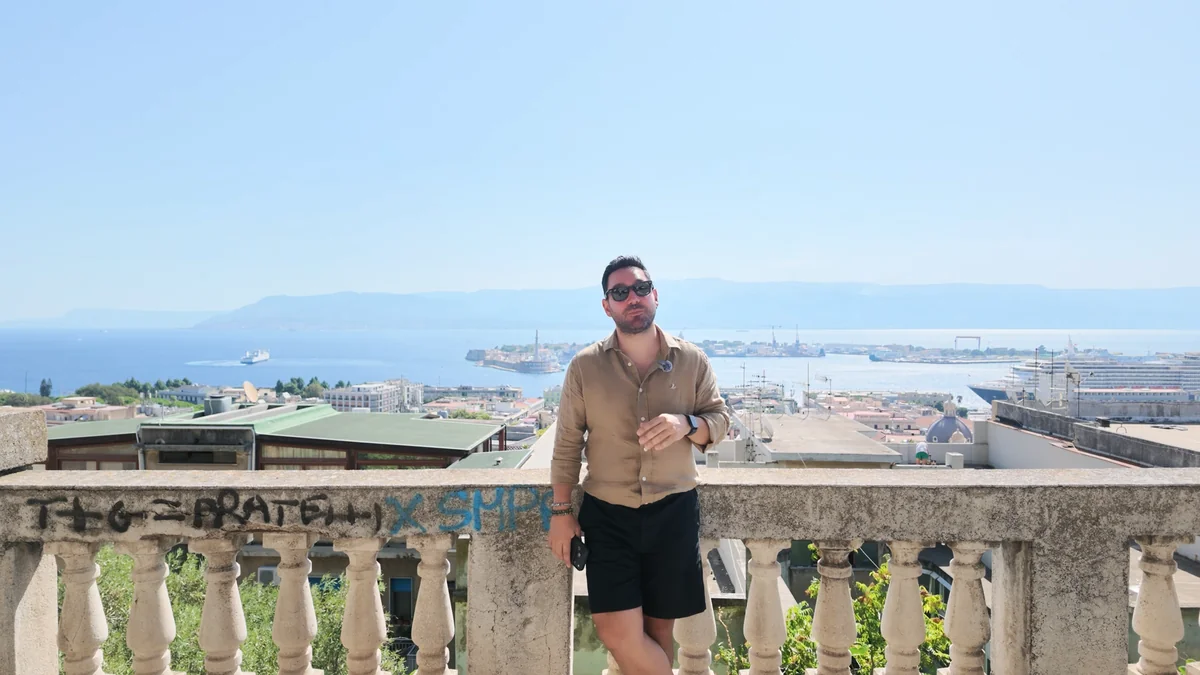 Messina Boğazı manzarası: Messina limanı, feribot ve karşıda İtalya anakarası (Kalabria)