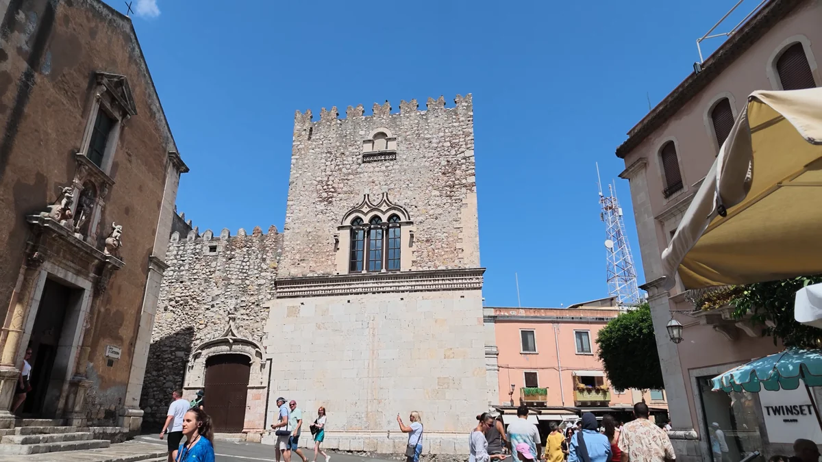 Taormina'da Palazzo Corvaja, Arap, Norman ve Gotik izleri taşıyan taş yapı