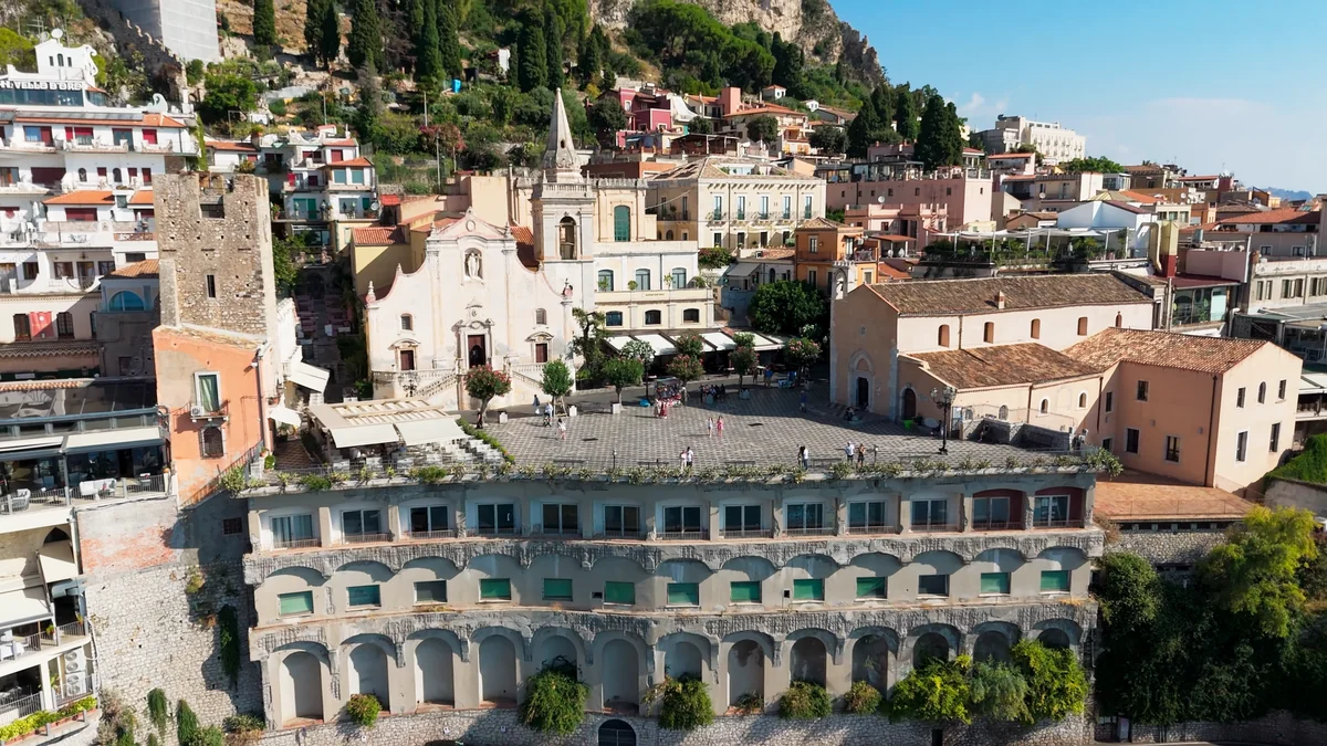 Taormina 9 Nisan Meydanı (Piazza IX Aprile) havadan, satranç desenli zemin ve San Giuseppe Kilisesi