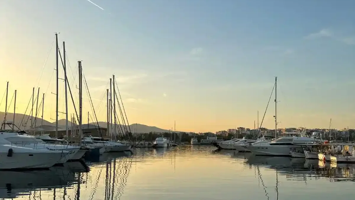 Atina Gezi Rehberi Pire’de marinada gün batımında demirli yelkenliler