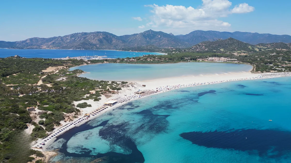 Villasimius Porto Giunco: beyaz kumsal, turkuaz deniz ve arkasındaki lagün