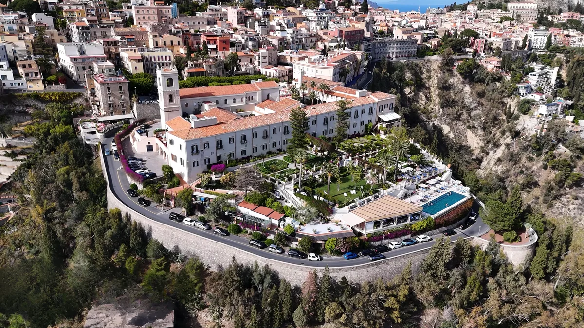 White Lotus 2. sezonun çekildiği San Domenico Palace oteli, Taormina, havadan