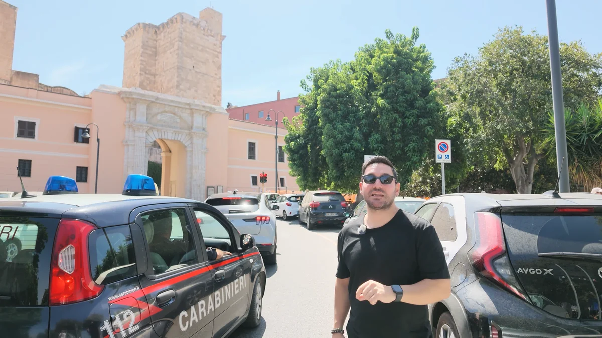 Cagliari San Pancrazio Kulesi ve önündeki meydan, Gezginbirchef kulenin önünde