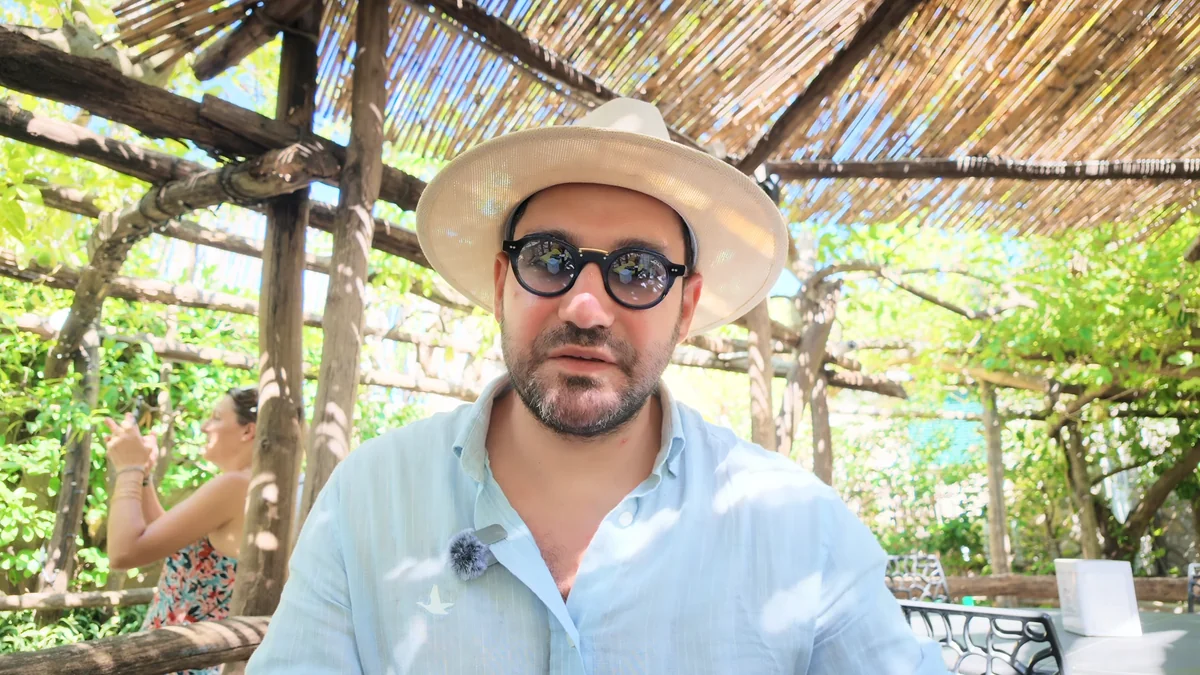 Sorrento I Giardini di Cataldo'da limon ağaçlarının altında, hasır gölgelikli bahçe kafe