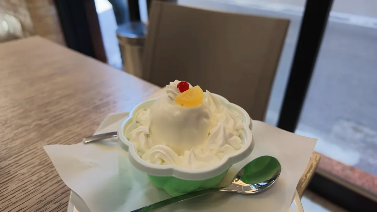 Pasticceria Monica'da kremayla kaplı limonlu tatlı delizia al limone