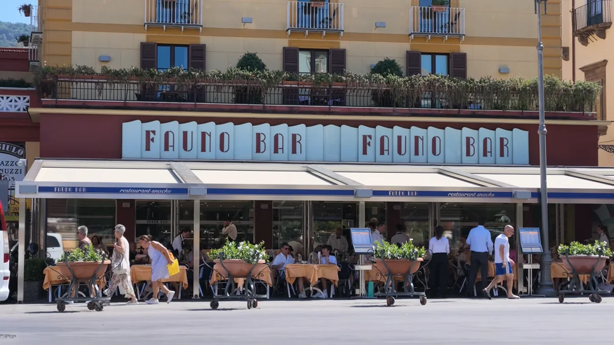 Sorrento Piazza Tasso'daki Fauno Bar ve tentenin altındaki masalar