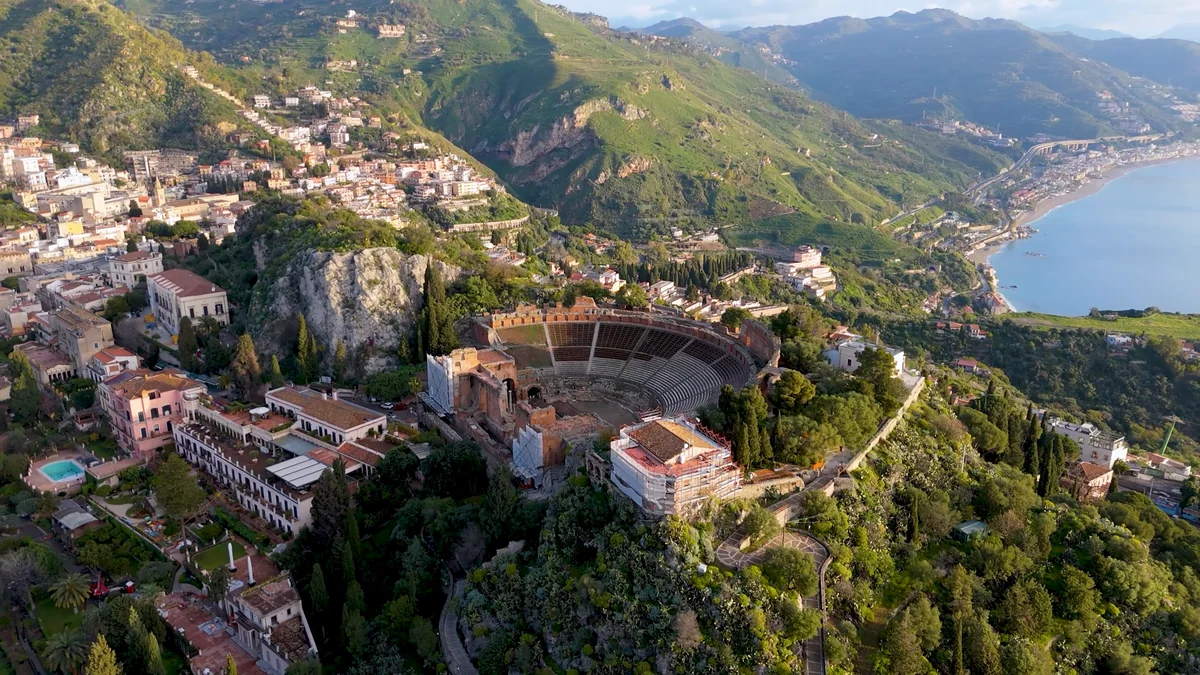 Taormina antik tiyatrosu (Teatro Antico) havadan, arkada İyon Denizi kıyısı