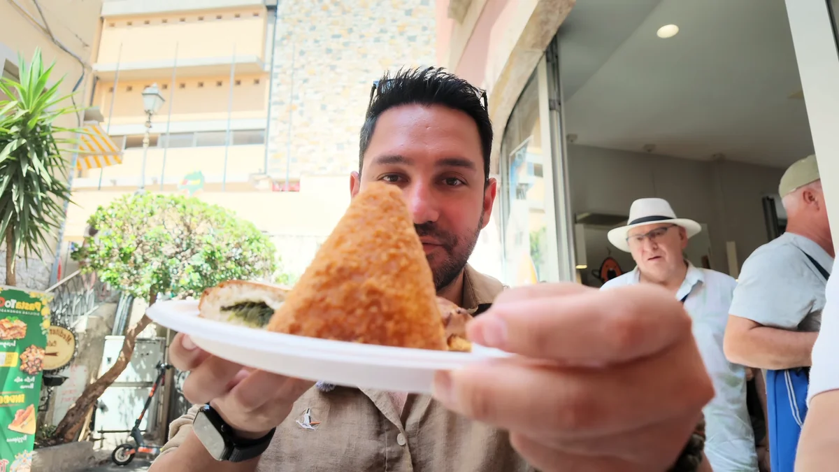 Taormina stritFUD'da Etna şeklinde arancino ve ıspanaklı scaccia