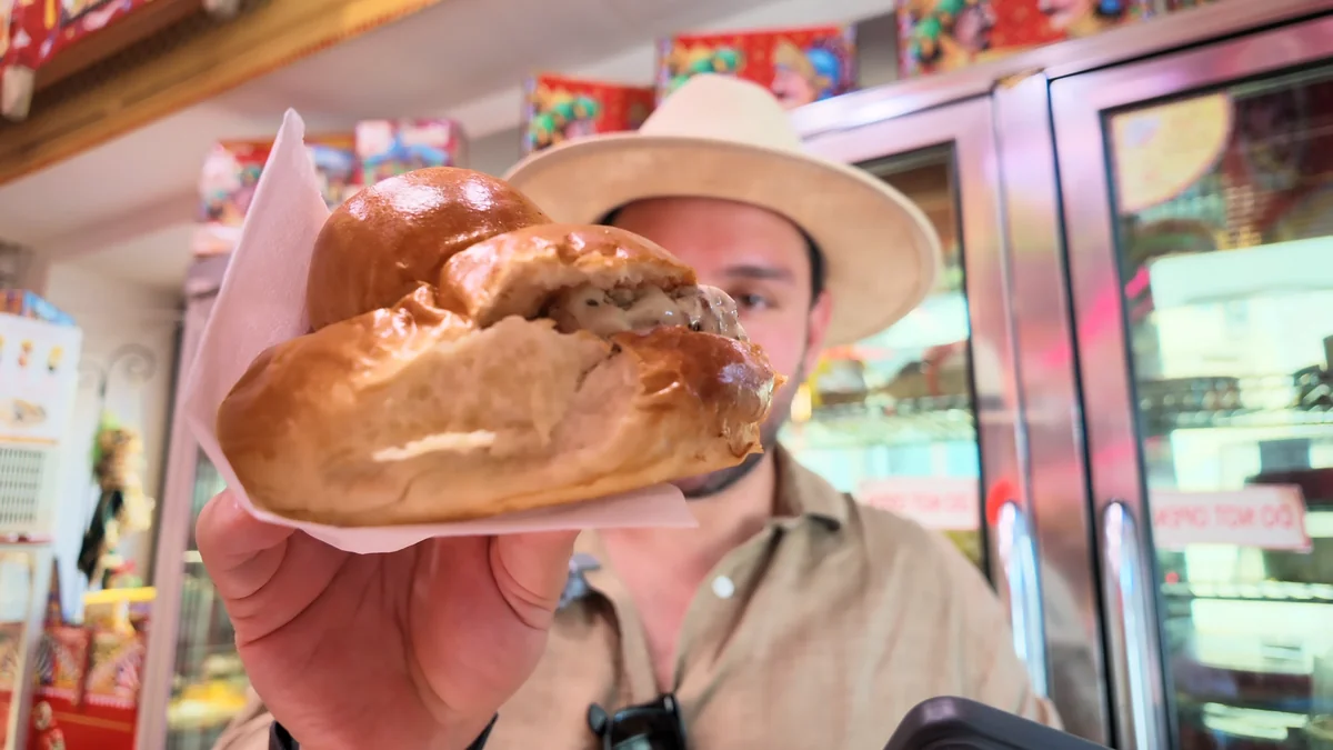 Taormina D'Amore'de brioche ekmeği arasında dondurma
