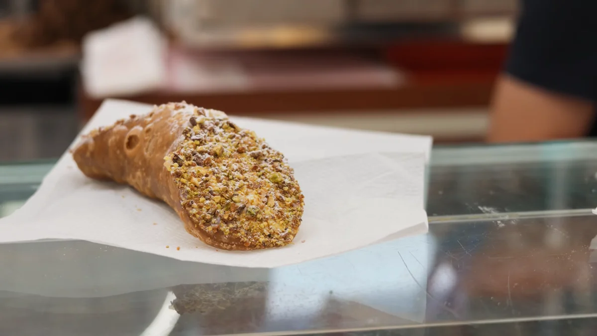 Taormina Pasticceria Roberto'da fıstıklı cannolo