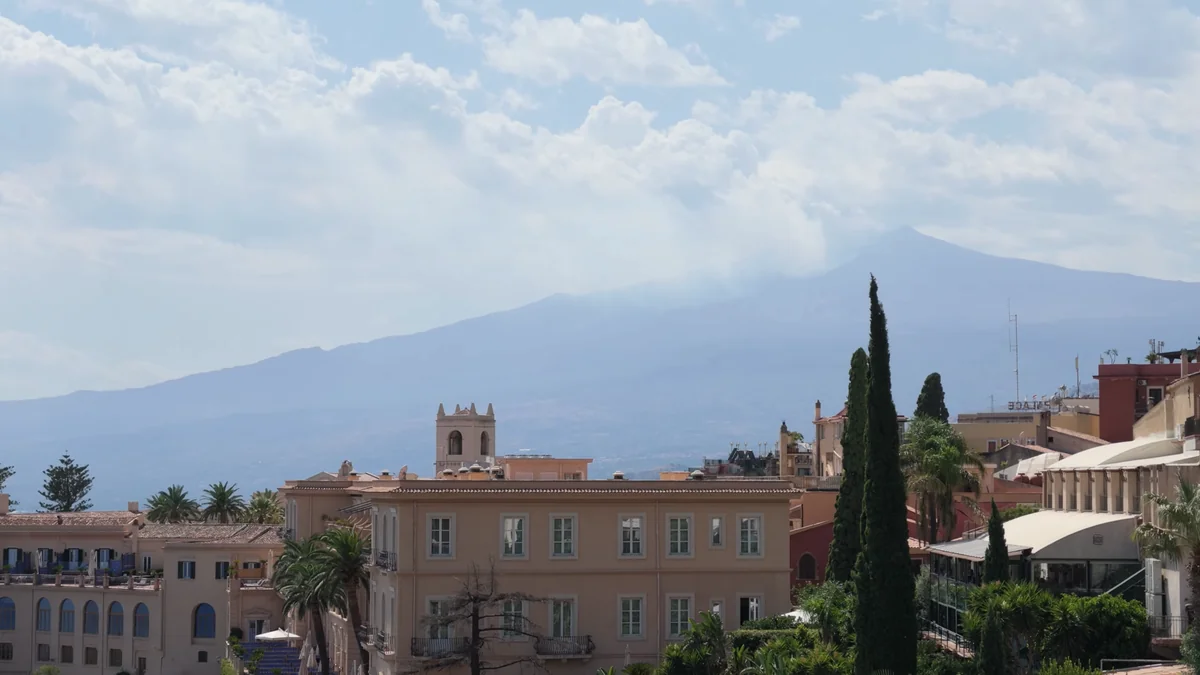 Taormina'dan görülen Etna Yanardağı, bulutların arasında