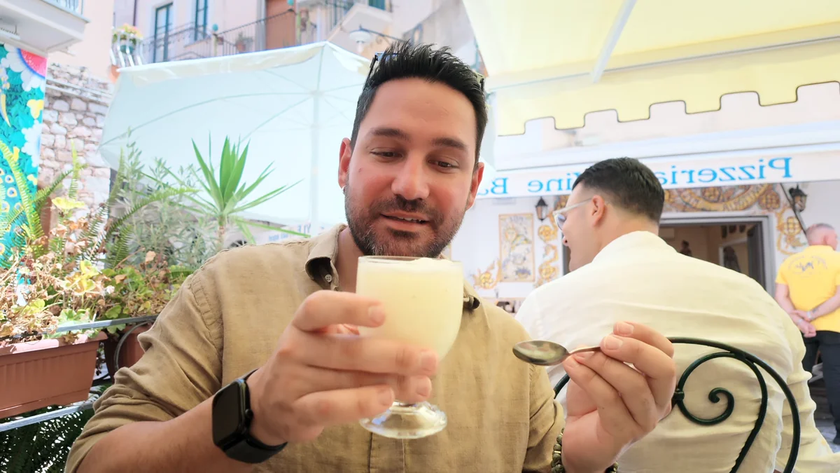 Taormina Bam Bar'da bardakta limonlu granita