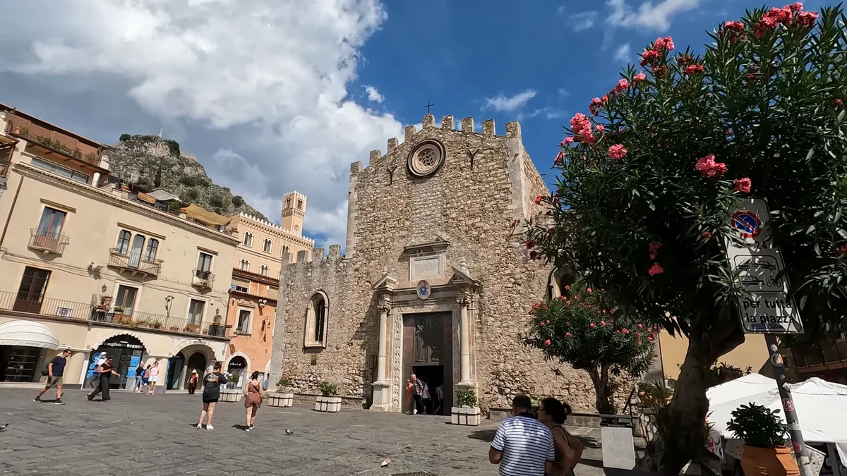 Taormina Katedrali'nin kale gibi mazgallı cephesi, Piazza Duomo