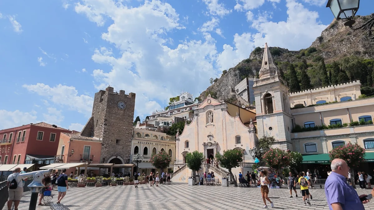 Taormina Saat Kulesi (Torre dell'Orologio) ve pembe San Giuseppe Kilisesi, 9 Nisan Meydanı