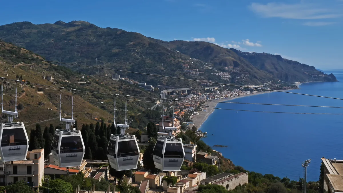 Taormina teleferiği (Funivia) ve arkada sahil şeridi