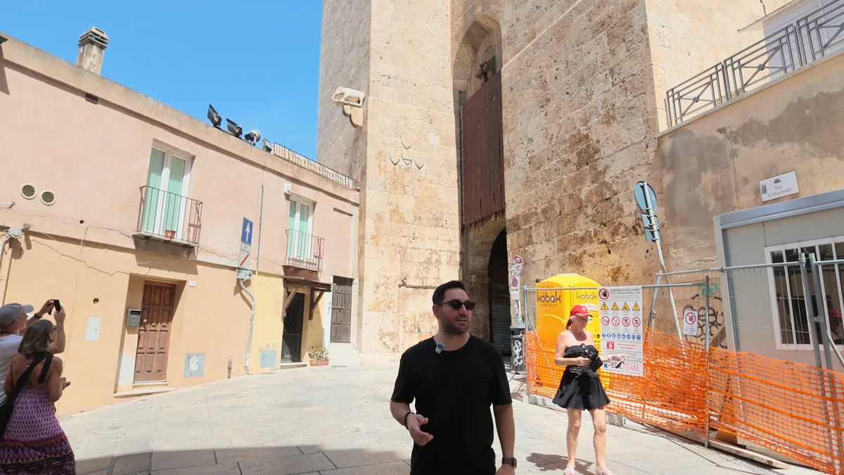 Cagliari Torre dell'Elefante, yani Fil Kulesi ve yanındaki Via Università girişi