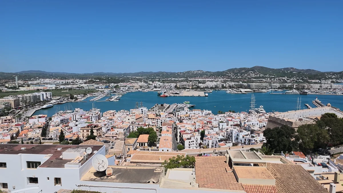 Queen Victoria Gemi Turu 2026: Cunard ile Akdeniz'de 7 Gece, Gemide Neler Var Ibiza Adası, eski şehirden liman manzarası; Queen Victoria gemi turunun ilk durağı