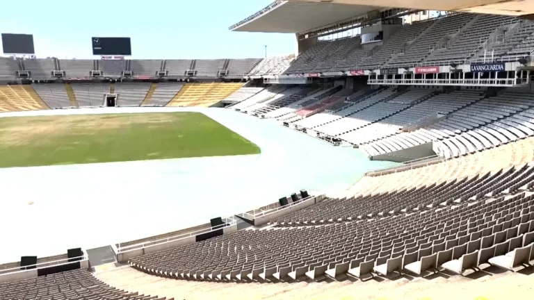 Barselona'da Montjuïc Olimpiyat Stadı'nın pisti ve tribünleri