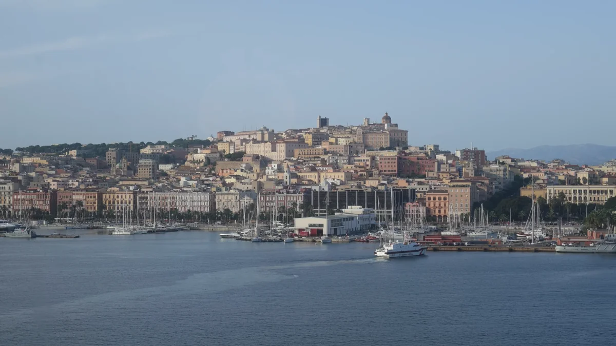 Queen Victoria Gemi Turu 2026: Cunard ile Akdeniz'de 7 Gece, Gemide Neler Var Cagliari, Sardunya: gemiden şehir ve liman manzarası