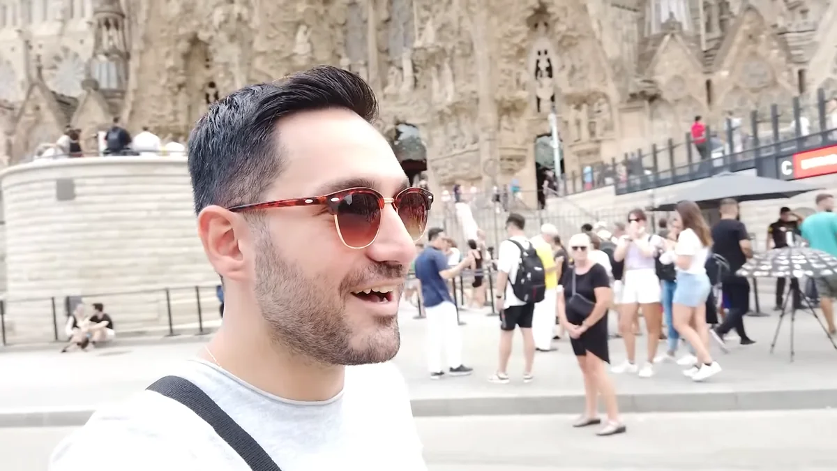 Barselona'da Sagrada Familia'nın önündeki kalabalık