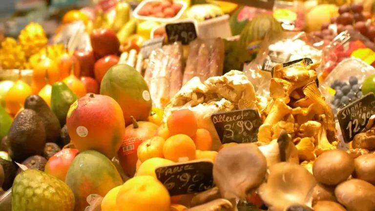 Barselona La Boqueria pazarında meyve ve mantar tezgâhı