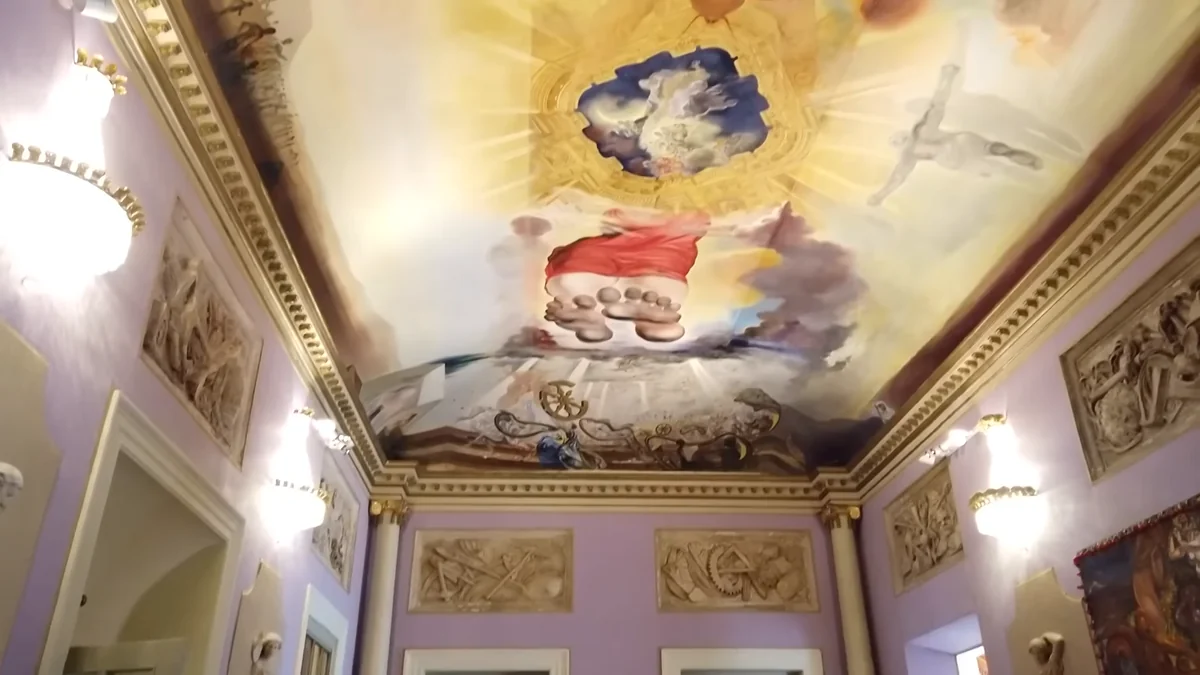 Figueres'teki Dalí Tiyatro-Müzesi'nde freskli tavanlı salon