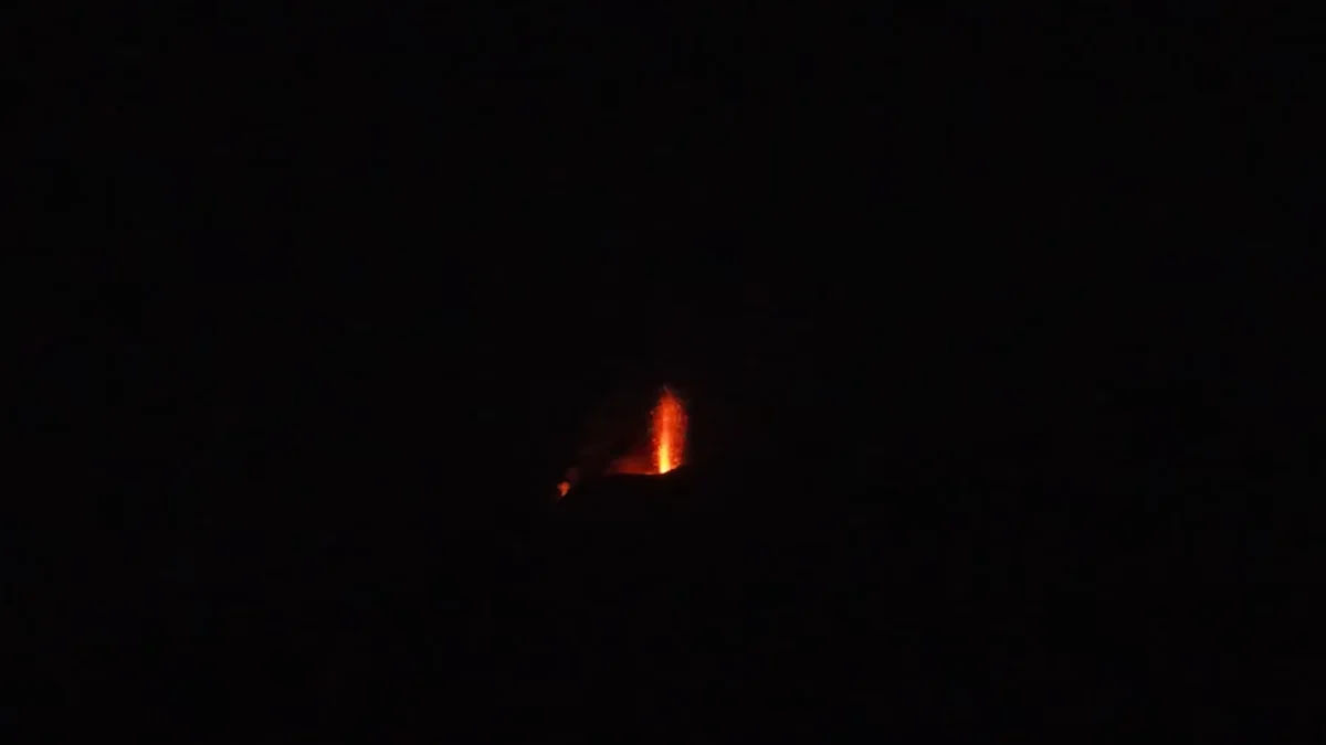 Queen Victoria Gemi Turu 2026: Cunard ile Akdeniz'de 7 Gece, Gemide Neler Var Stromboli yanardağının gece patlaması, Queen Victoria gemisinden görünüm