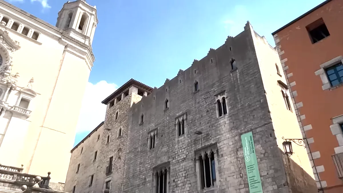 Girona eski şehrinde katedral kulesi ve taş yapılar