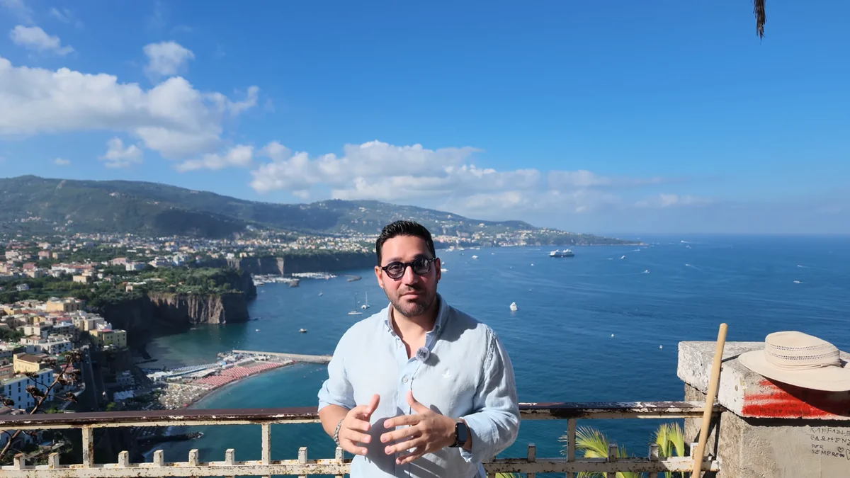 Queen Victoria Gemi Turu 2026: Cunard ile Akdeniz'de 7 Gece, Gemide Neler Var Sorrento manzara noktası: falezler, Napoli Körfezi ve demirli cruise gemisi