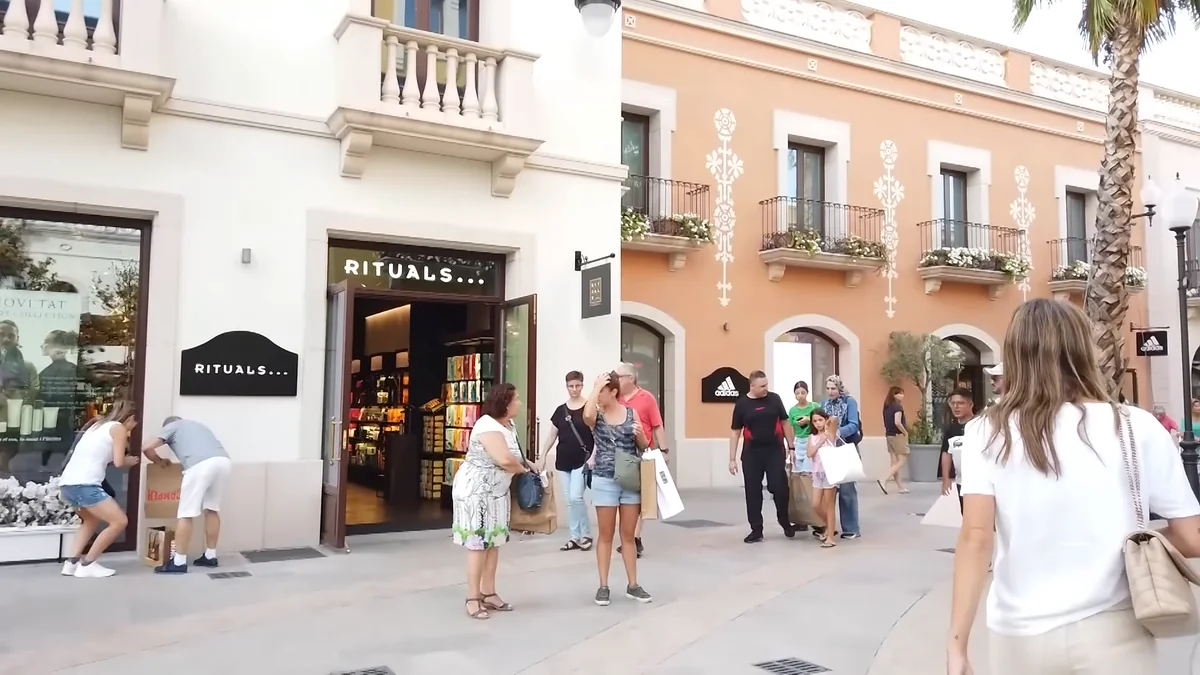 Barselona yakınındaki La Roca Village outlet köyünde mağazalar