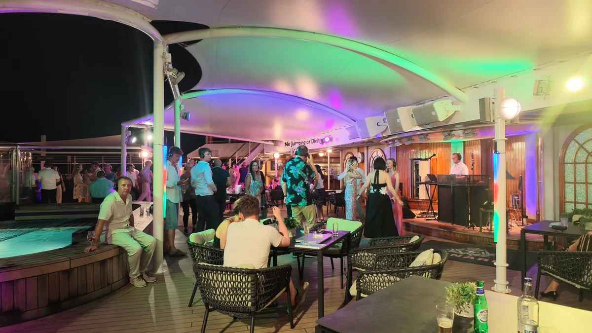 Queen Victoria Gemi Turu 2026: Cunard ile Akdeniz'de 7 Gece, Gemide Neler Var Queen Victoria cruise gemisinde havuz başında kulaklıklı sessiz parti