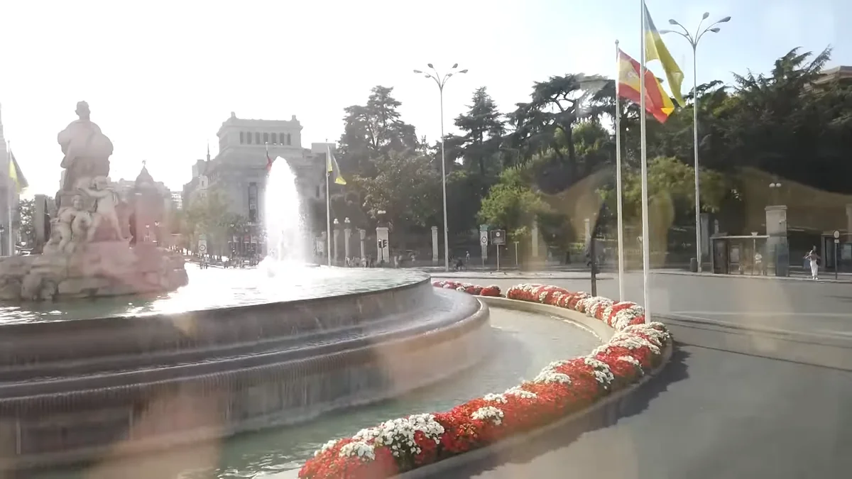 Madrid'de Cibeles Çeşmesi ve meydanı