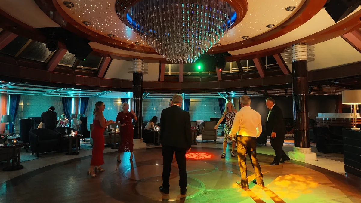 Queen Victoria Gemi Turu 2026: Cunard ile Akdeniz'de 7 Gece, Gemide Neler Var Cruise gemisinde akşam eğlencesi: Queen Victoria dans salonu