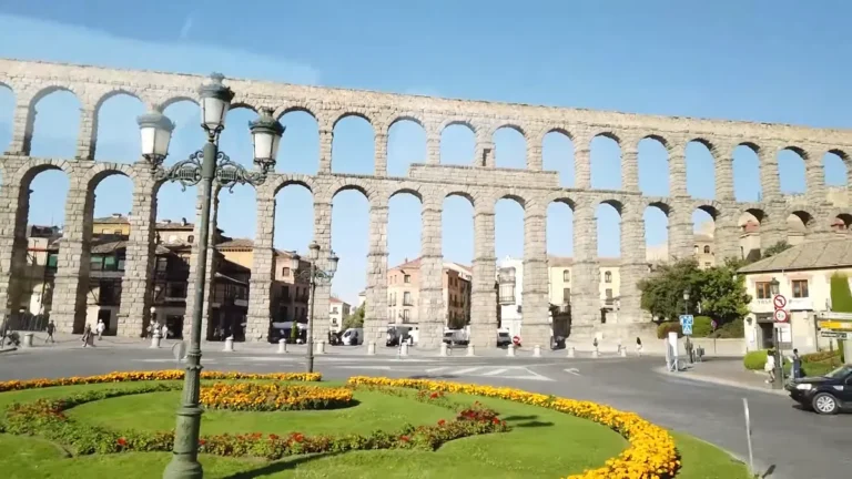 Segovia'da Roma su kemeri ve önündeki meydan