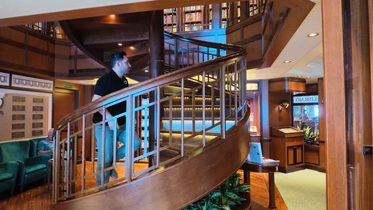 Queen Victoria Gemi Turu 2026: Cunard ile Akdeniz'de 7 Gece, Gemide Neler Var Queen Victoria gemisinde spiral merdivenli iki katlı kütüphane