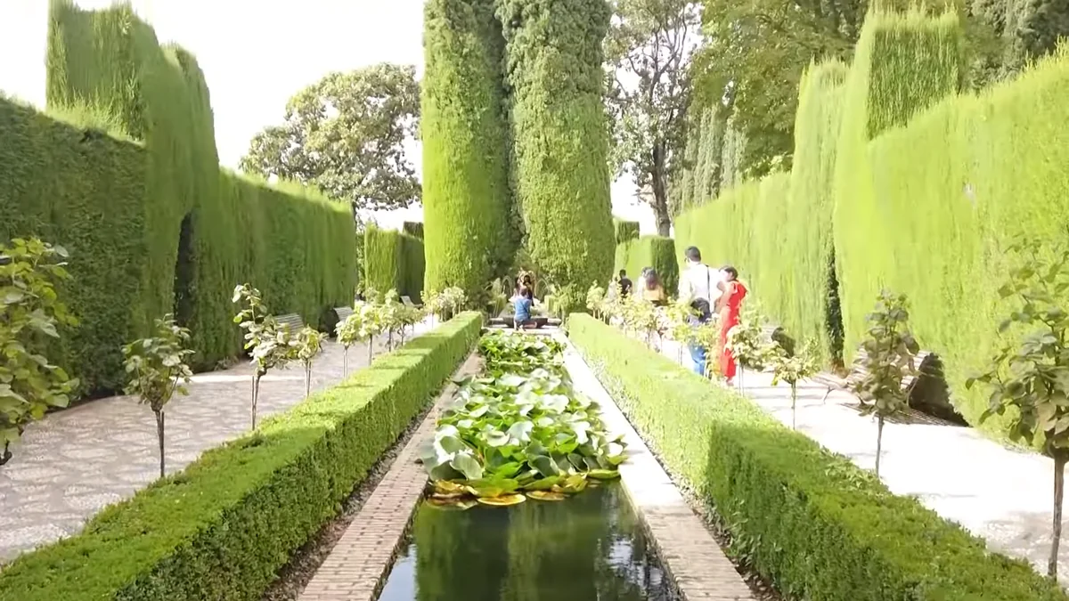 Granada'da Elhamra'nın Generalife bahçesi ve havuzu