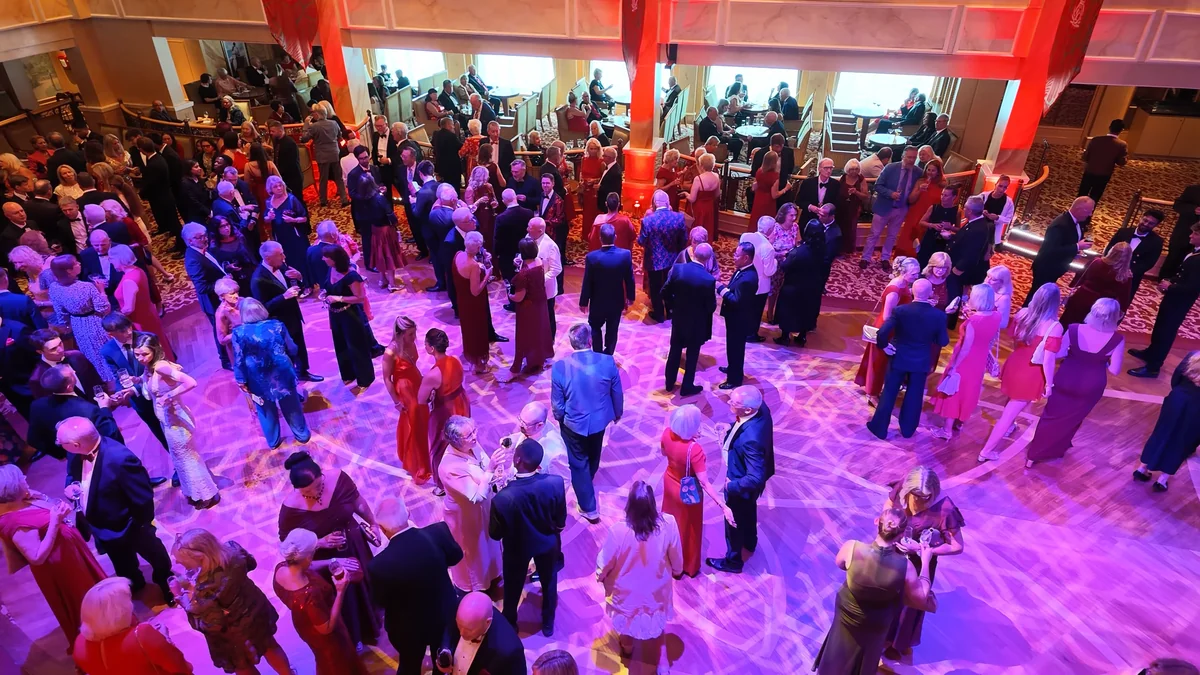 Queen Victoria Gemi Turu 2026: Cunard ile Akdeniz'de 7 Gece, Gemide Neler Var Queen Victoria gemisinde gala gecesi: kırmızı temalı şık kıyafetler