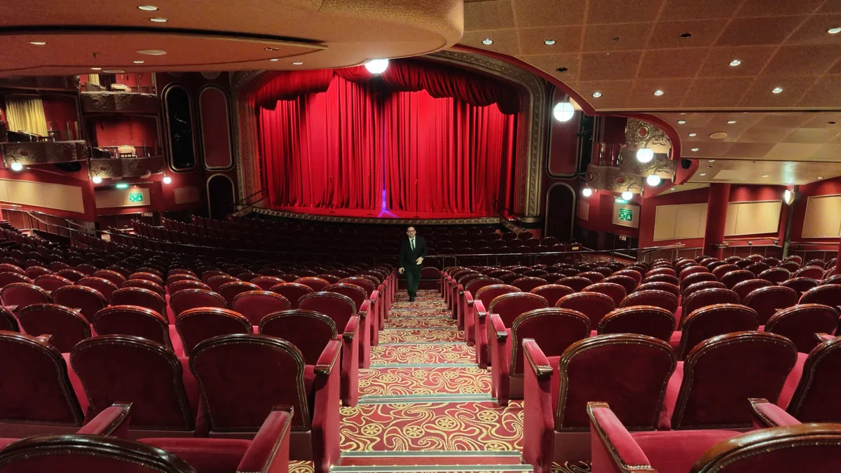 Queen Victoria Gemi Turu 2026: Cunard ile Akdeniz'de 7 Gece, Gemide Neler Var Queen Victoria gemisindeki localı Royal Court tiyatro salonu