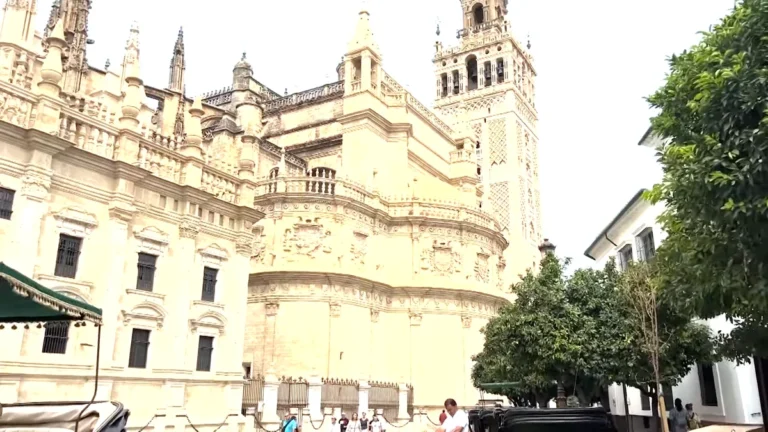 Sevilla Katedrali ve Giralda kulesi
